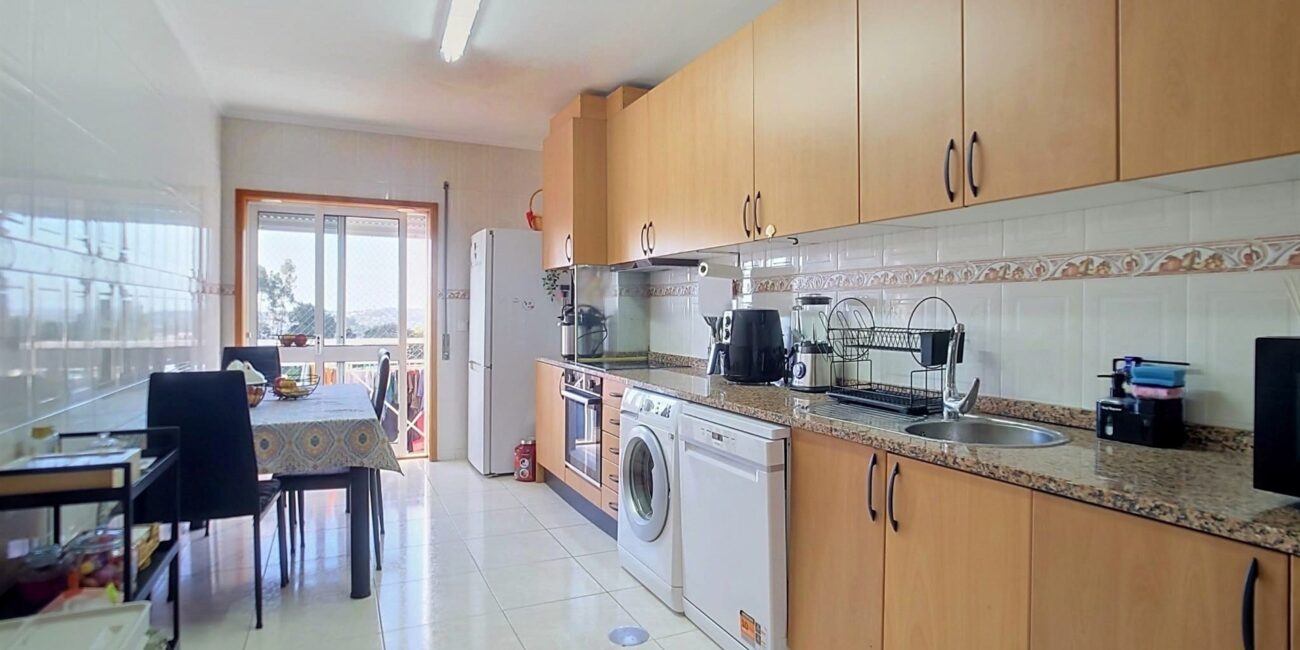 Apartamento T3+1 com garagem em Oliveirinha, Aveiro