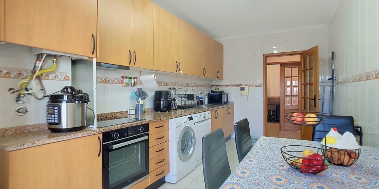 Apartamento T3+1 com garagem em Oliveirinha, Aveiro