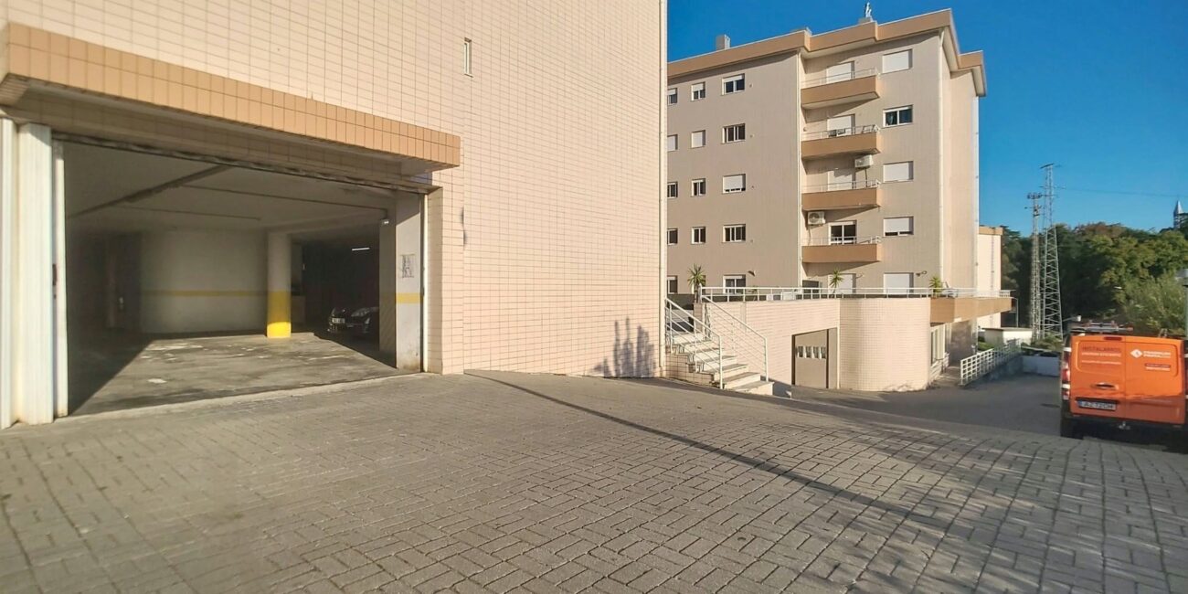 Apartamento T3+1 com garagem em Oliveirinha, Aveiro