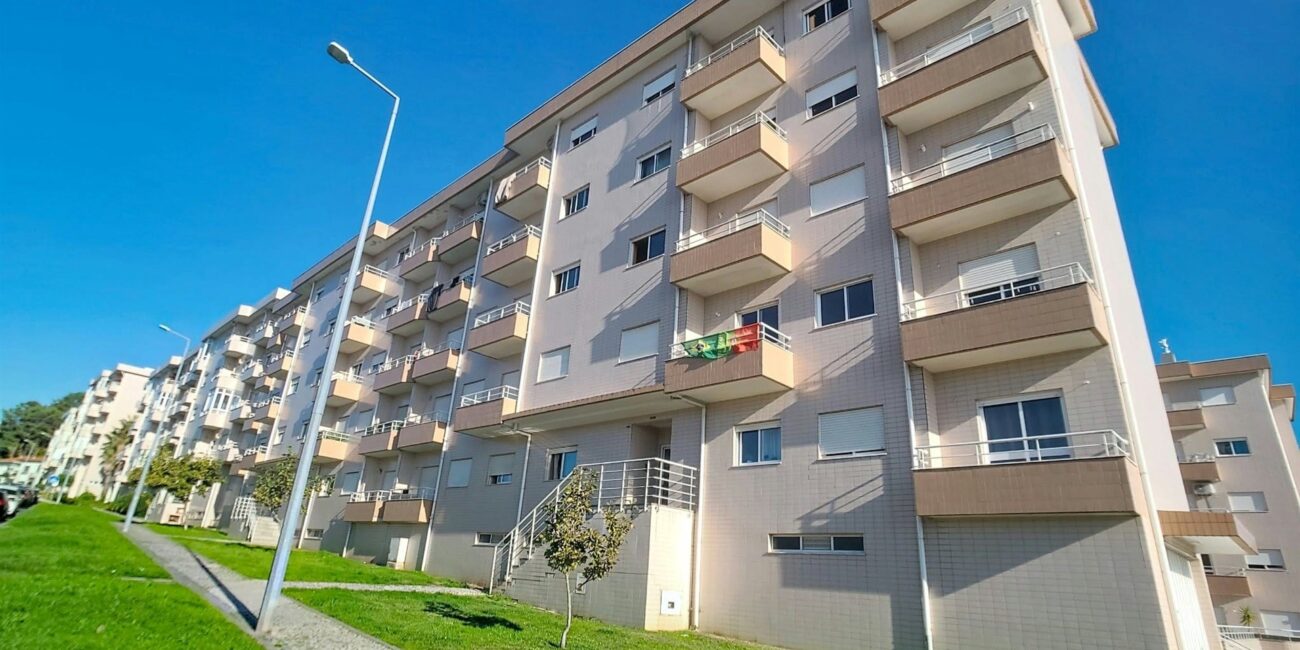 Apartamento T3+1 com garagem em Oliveirinha, Aveiro