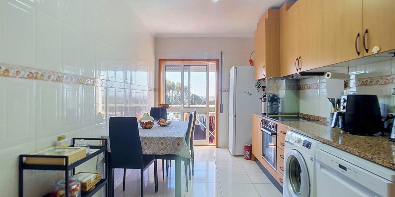 Apartamento T3+1 com garagem em Oliveirinha, Aveiro
