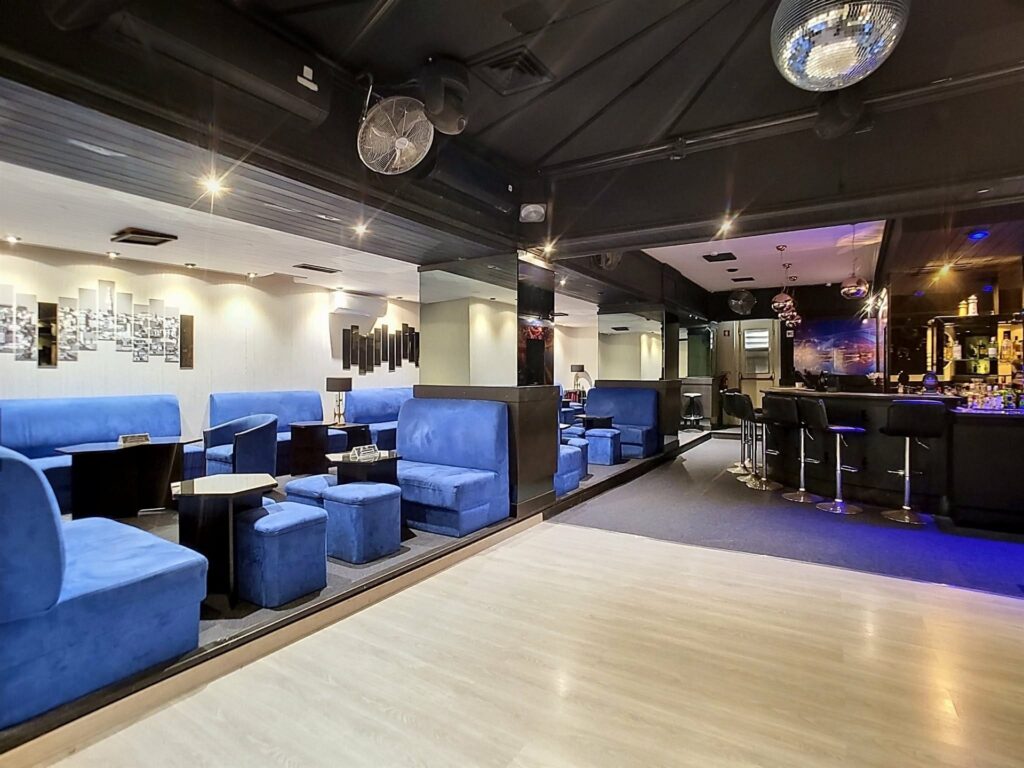 Espaço comercial licenciado para bar junto ao Palácio de Cristal, Porto